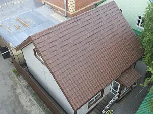 Жилой дом с коричневой крышей