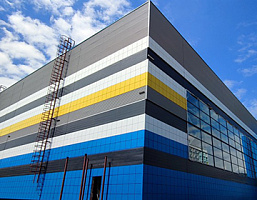 Сочетание фасадных кассет и линеарных панелей: фасад спорткомплекса в Кузбассе